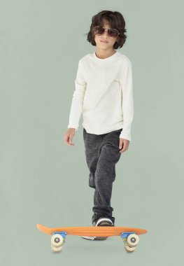 kaykay ile şık çocuk