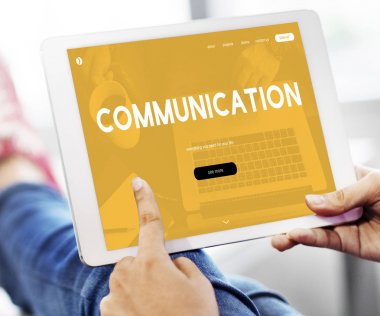 Dijital tablet üzerinde gösteren bir el 