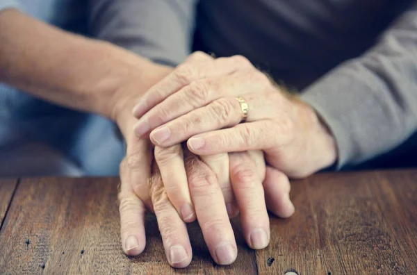 Couple aîné tenant la main — Photo