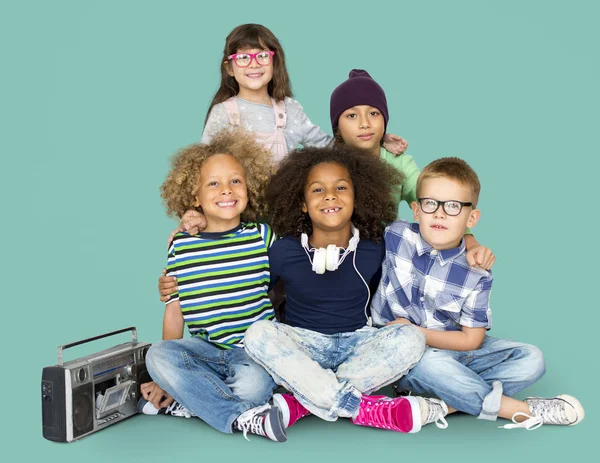 Multikulturelle Gruppe von Kindern beim Musikhören — Stockfoto