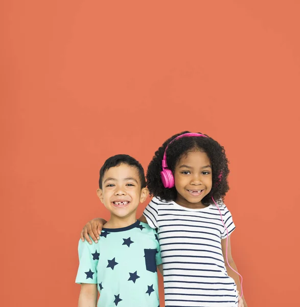 Kleine jongen en meisje poseren — Stockfoto