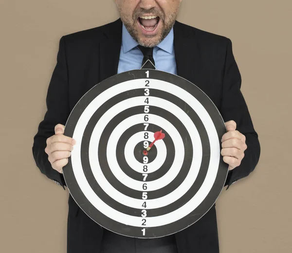 Homem segurando Dart Board — Fotografia de Stock