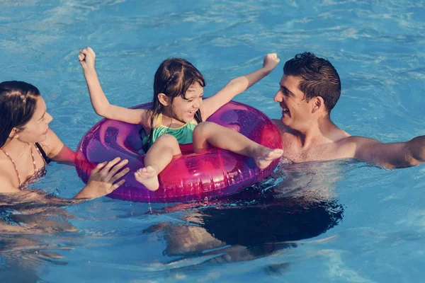 Familie spielt im Schwimmbad — Stockfoto