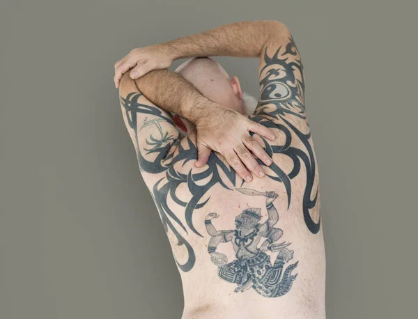 Homem com tatuagem nas costas — Fotografia de Stock