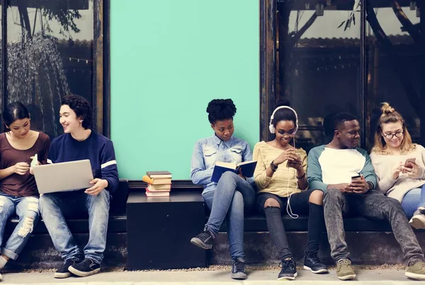 Adolescentes que estudian juntos — Foto de Stock