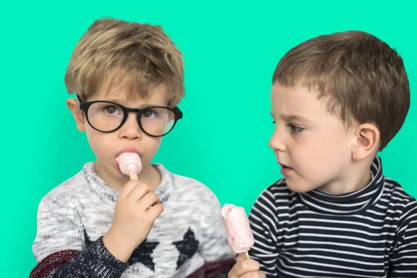 Meninos bonitos comendo sorvete — Fotografia de Stock