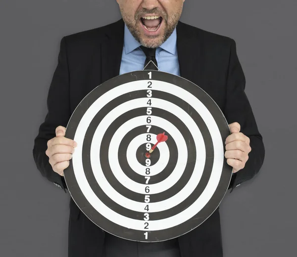 Homem segurando Dart Board — Fotografia de Stock