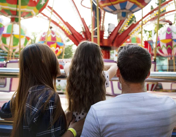 Familia en el parque de atracciones — Foto de Stock