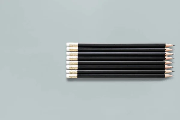 Чорні олівці в студії — стокове фото
