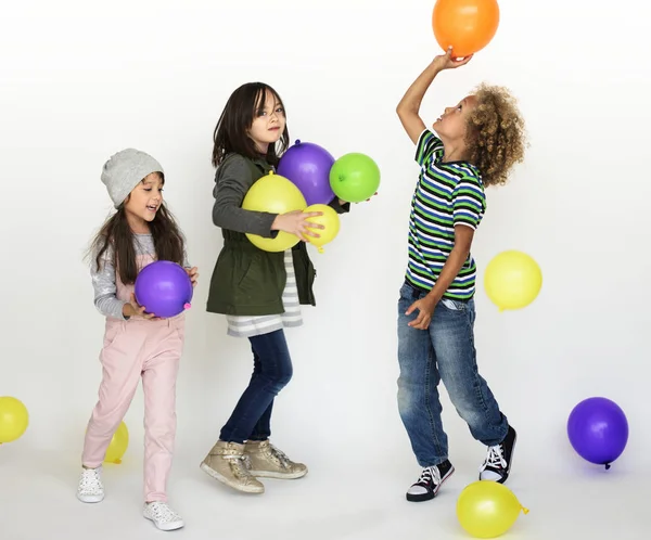 Barn leker med färgglada ballonger — Stockfoto