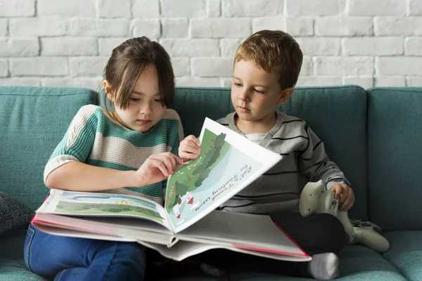Děti čtení knihy — Stock fotografie