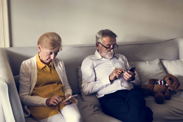 Para dorosłych korzystających z telefonów komórkowych — Zdjęcie stockowe