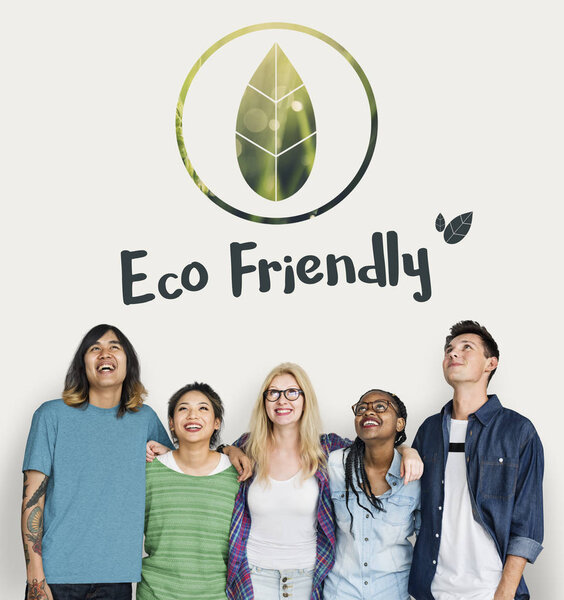 Счастливые молодые друзья
