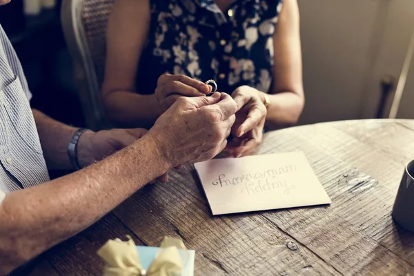 Äldres par firar årsdagen — Stockfoto