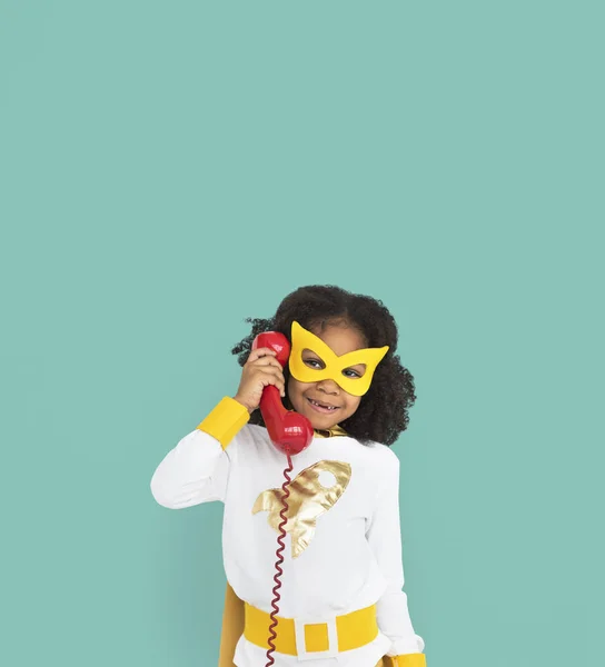 Meisje in masker bedrijf telefoon — Stockfoto
