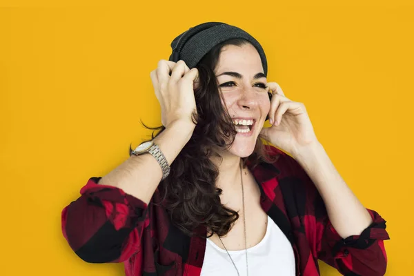 Kaukasische vrouw met hoofdtelefoon — Stockfoto