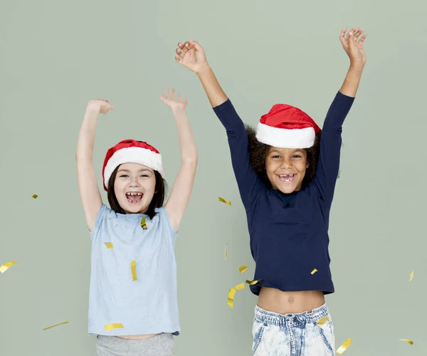 Crianças felizes vestindo chapéus de Santa — Fotografia de Stock