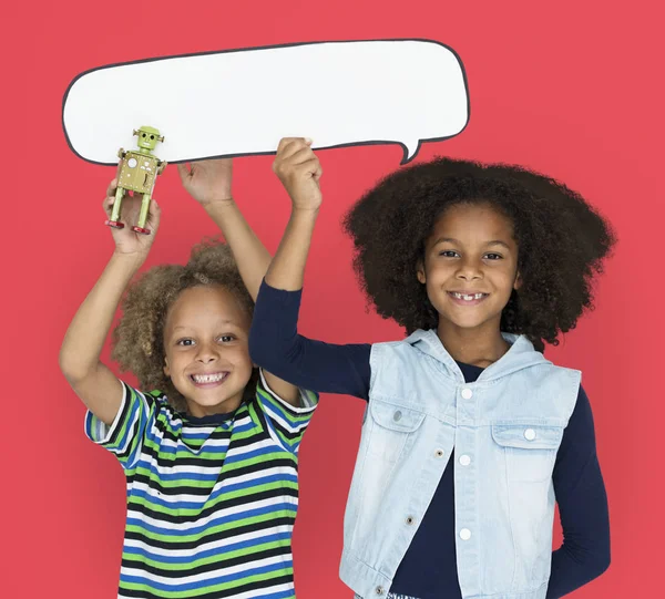 Crianças segurando bolha de fala de papel — Fotografia de Stock