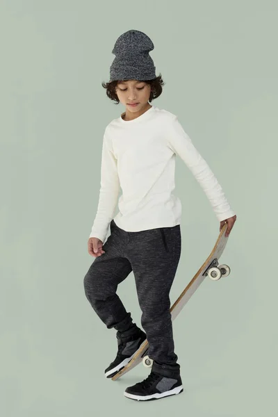 Стильний хлопчик зі скейтбордом — стокове фото