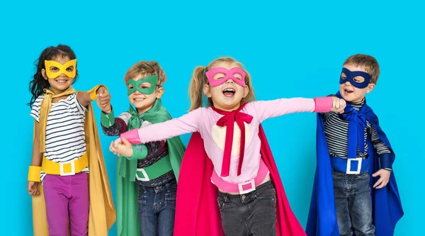Děti v superhrdina kostýmy — Stock fotografie