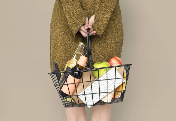 Pessoa segurando cesta com alimentos — Fotografia de Stock