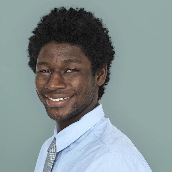 Afrikalı erkek gülümseyen — Stok fotoğraf