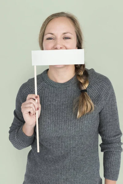Frau posiert mit Fahne — Stockfoto