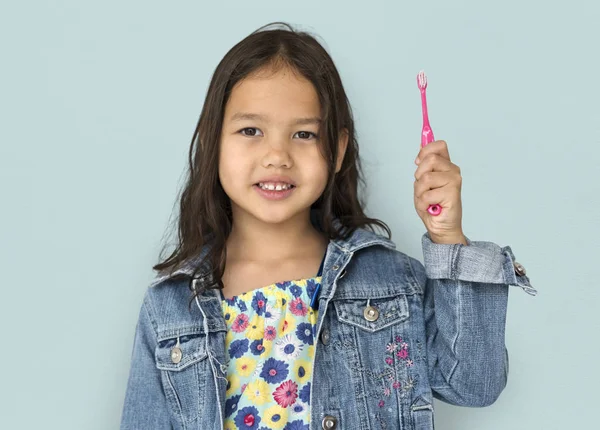 Kız holding diş fırçası — Stok fotoğraf