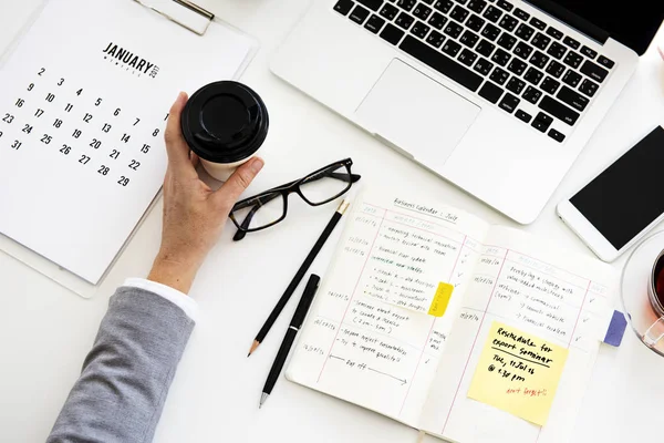 Empresario de traje en el lugar de trabajo — Foto de Stock