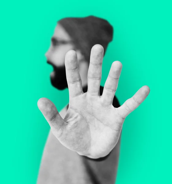 Человек жестикулирует стоп с рукой — стоковое фото