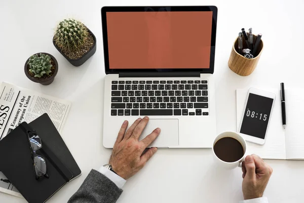 El hombre trabajando con el ordenador portátil — Foto de Stock