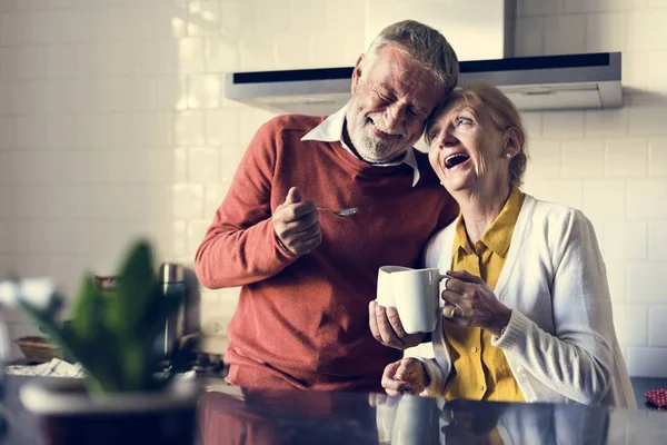 Старшая взрослая пара пьет чай — стоковое фото