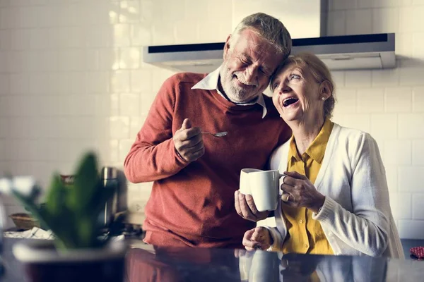 シニア大人カップルがお茶を飲みながら — ストック写真