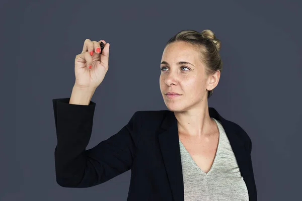 Empresária posando em estúdio — Fotografia de Stock