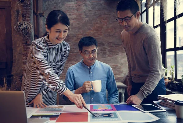 Zakenmensen bespreken project — Stockfoto