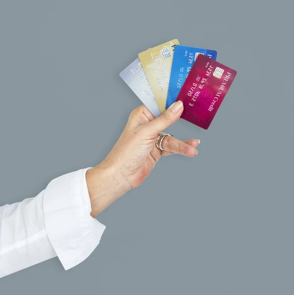 Lidská ruka držení platební karty — Stock fotografie