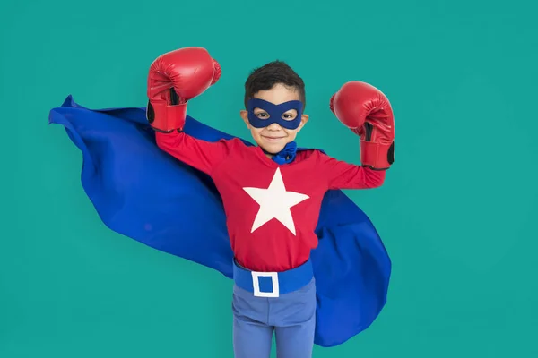 Мальчик в костюме супергероя — стоковое фото