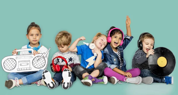 Adorables niños escuchando música — Foto de Stock