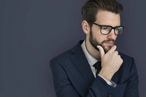 Affärsman tänkande och håller handen på hakan — Stockfoto