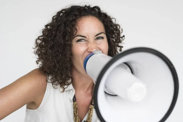 Mulher gritando em alto-falante megafone — Fotografia de Stock