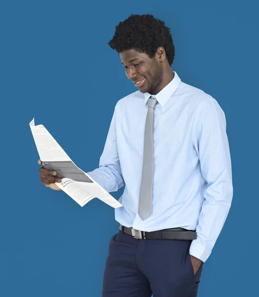 Sonriente africano hombre con periódico — Foto de Stock