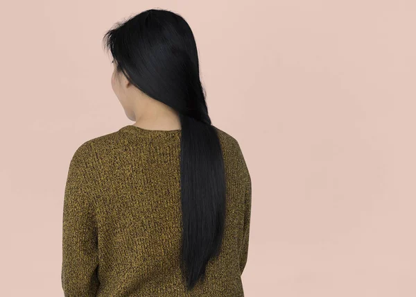 Femme asiatique aux cheveux longs — Photo