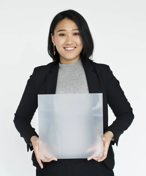 Женщина держит пустой бумажный баннер — стоковое фото