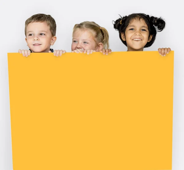Kinder mit leerem Plakat — Stockfoto
