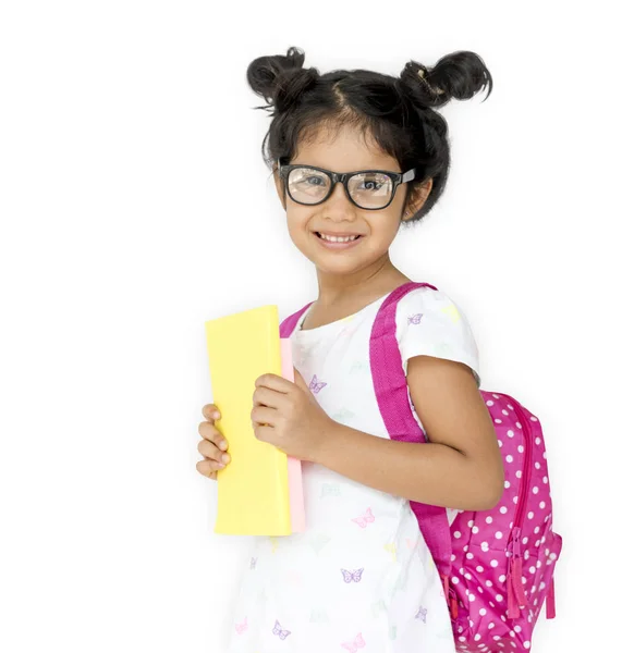 Mädchen mit Rucksack im Studio — Stockfoto