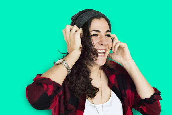 Kaukasische Frau mit Kopfhörern — Stockfoto