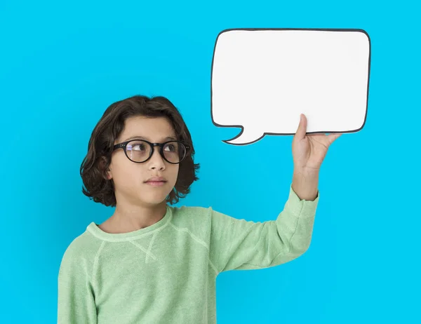 Niño sosteniendo discurso burbuja — Foto de Stock