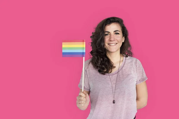 Señora Caucásica sosteniendo bandera LGBT — Foto de Stock