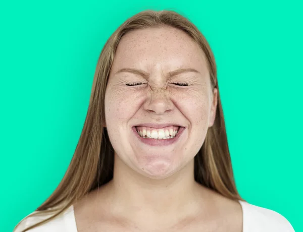 Femme avec sourire posant en studio — Photo