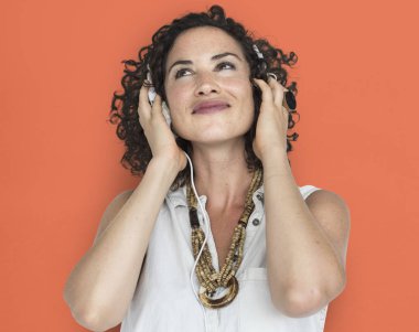 Kıvırcık saçlı Kafkas kadın